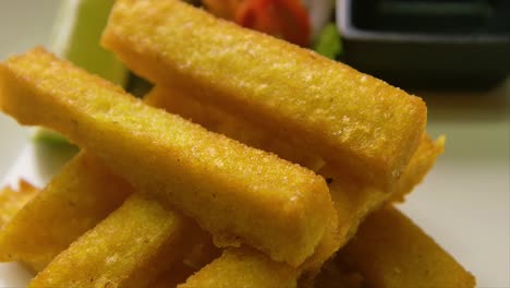 Plato-De-órbita-Lenta-Y-Concentración-Con-Polenta-Frita,-Ensalada-Y-Lima