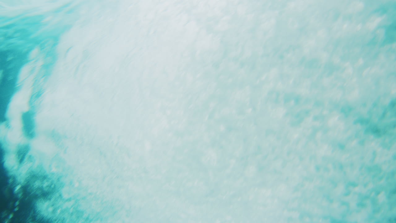 vista trasera de la ola de barril rociando la niebla a través de la superficie