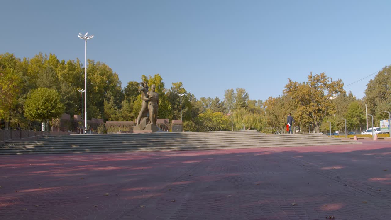 el monumento al coraje en taskent, uzbekistán, dedicado al terremoto más fuerte de 1966.