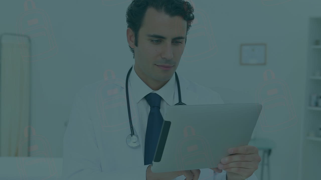 animación de primer plano de un médico caucásico usando una tableta digital en el hospital