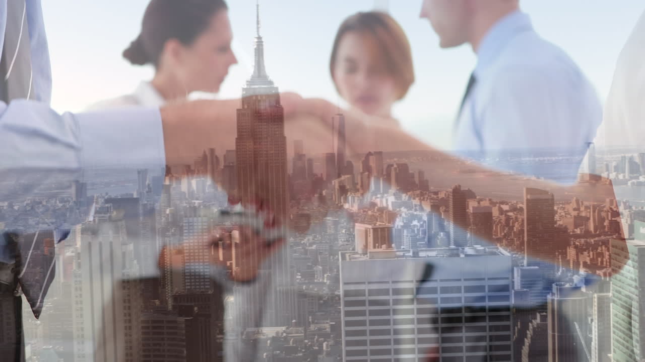 시내 풍경에 손을 흔드는 사업가와 사업가의 중간 섹션의 복합 비디오