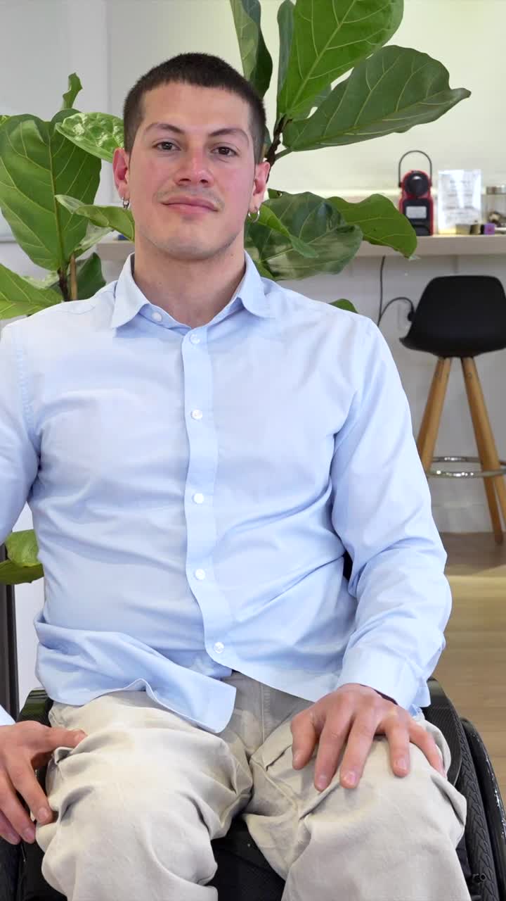 hombre en silla de ruedas en el interior