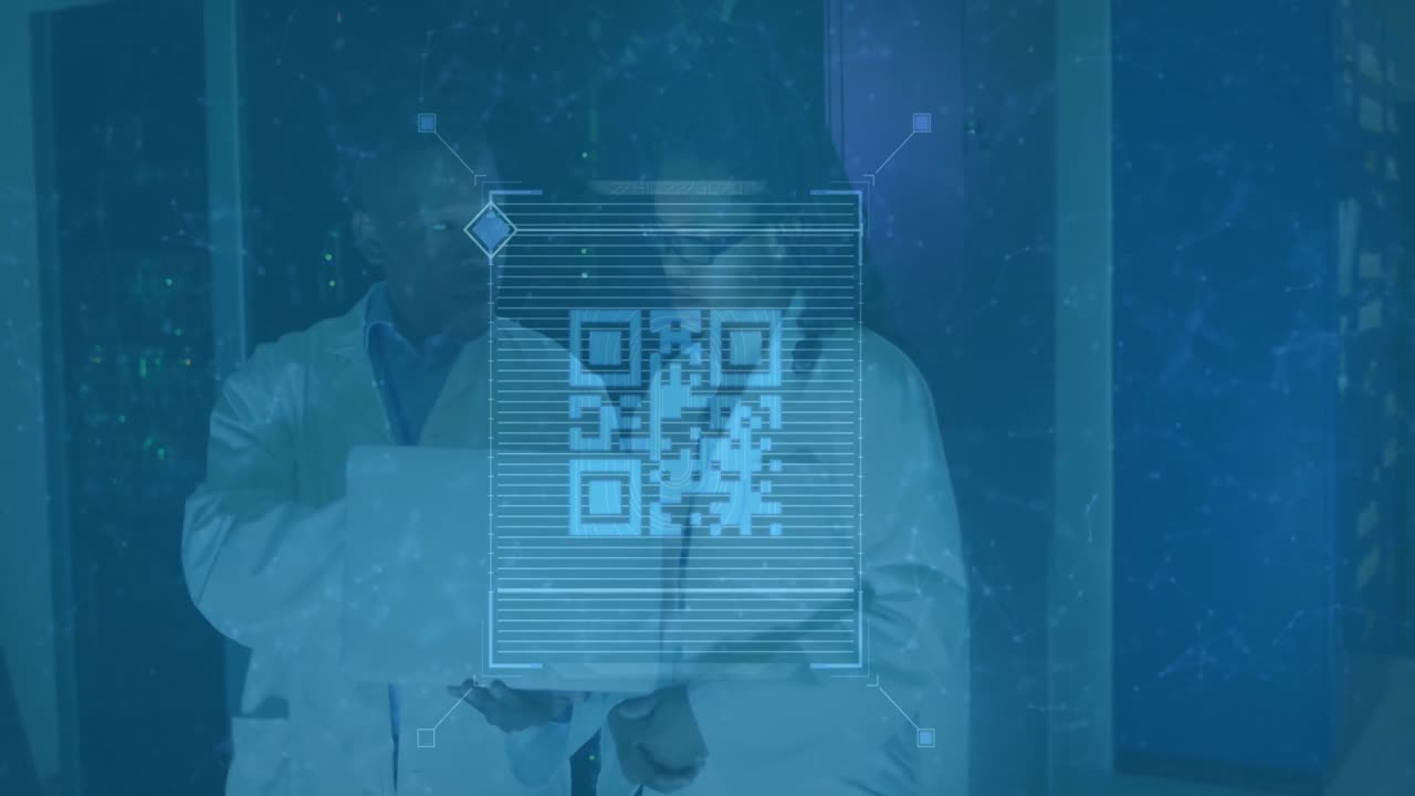 animación del procesamiento de datos sobre la pareja afroamericana trabajadores de la sala de servidores