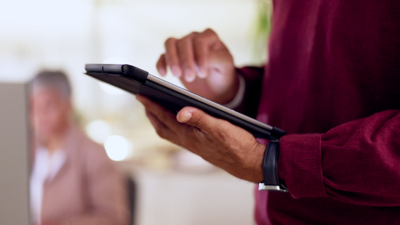 manos, tableta y investigación en la oficina con el hombre