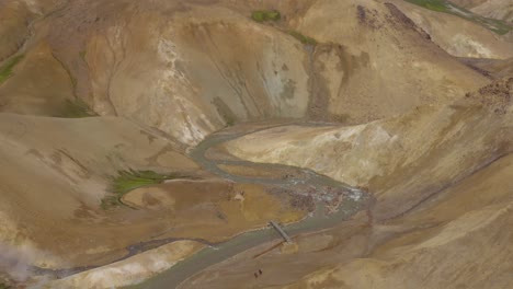 River-flowing-through-Kerlingarfjöll-region-with-geothermal-vents,-aerial