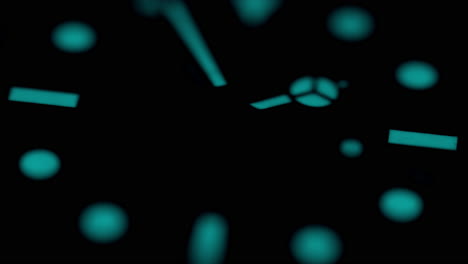 primer plano de un reloj haciendo tictac en la luz tenue