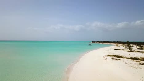 Ruhiger-Sandstrand-In-Providenciales-Im-Turks--Und-Caicos-Archipel