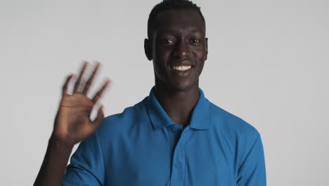un hombre afroamericano con un fondo gris.