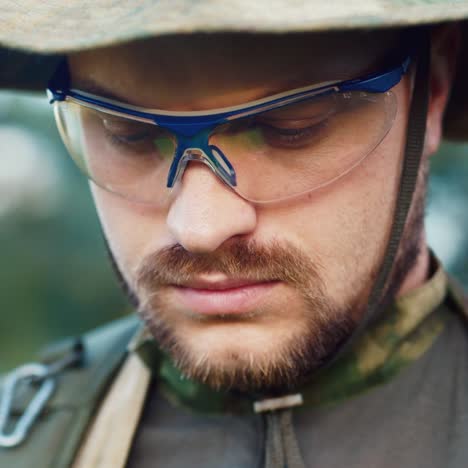 Portrait-of-a-military-man-using-a-tablet