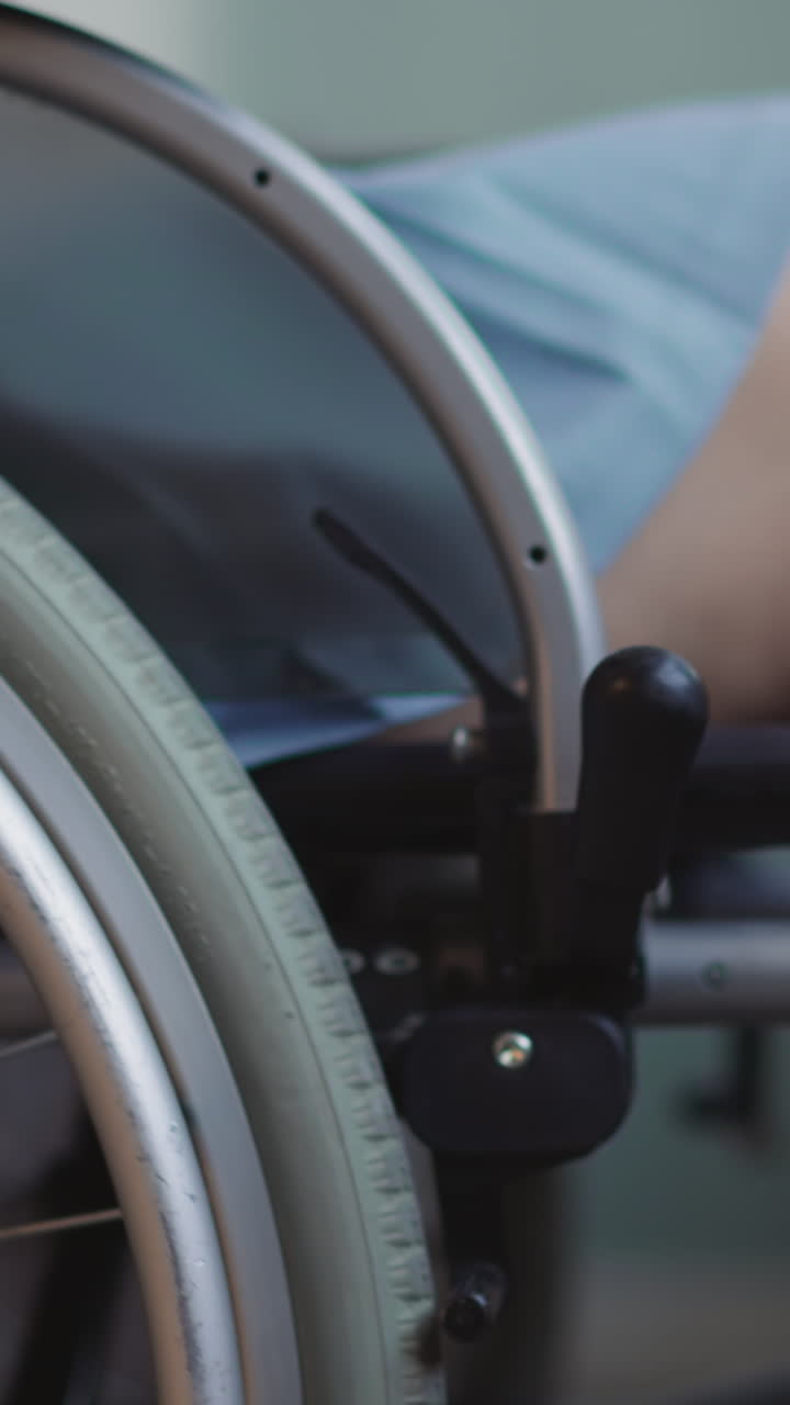 paciente femenina con discapacidad con parálisis espinal mueve silla de ruedas en el hospital. mujer controla equipos médicos modernos con las manos de cerca