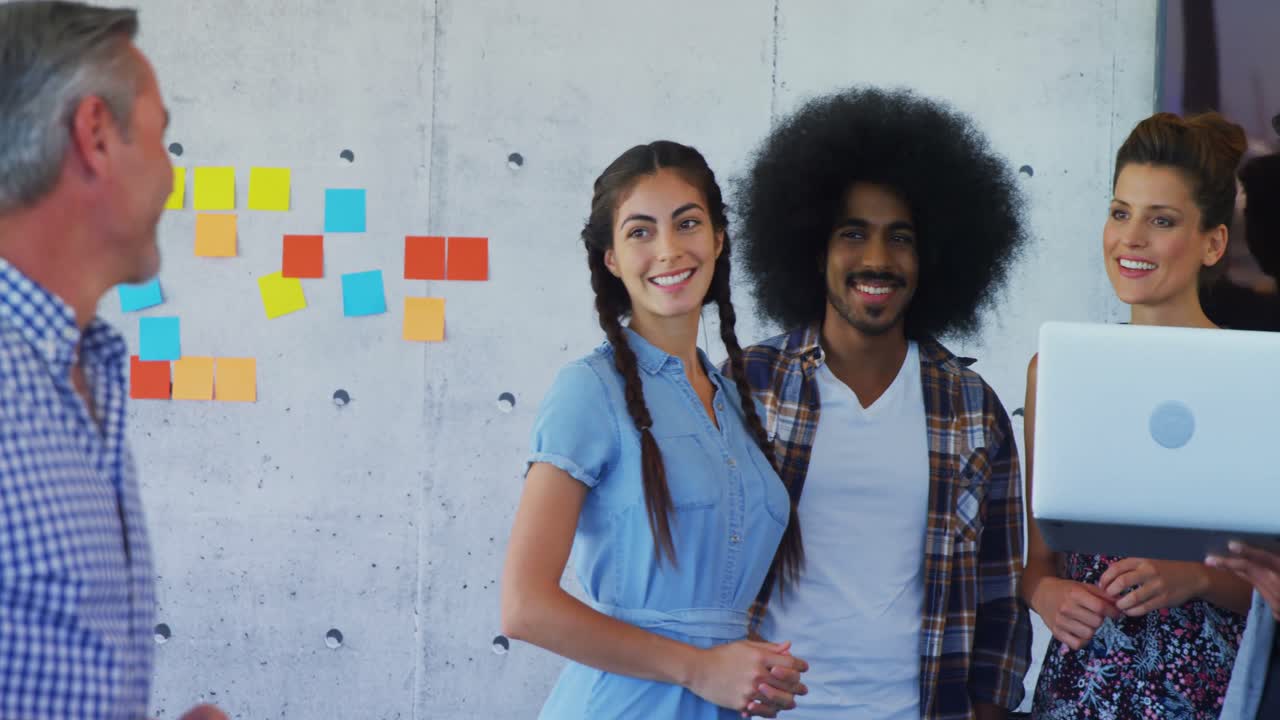 sonriendo ejecutando interactuando mientras discutiendo en portátil 4k