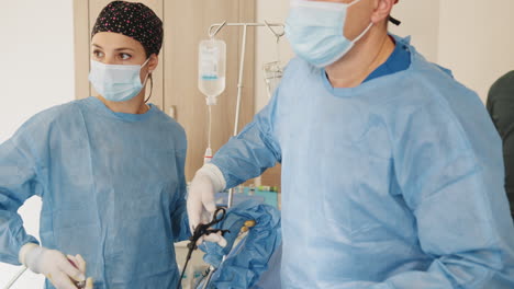 cirujanos y enfermeras en la sala de operaciones