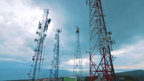 nubes de tormenta sobre radares de vigilancia costera y torres celulares, curacao, ángulo bajo