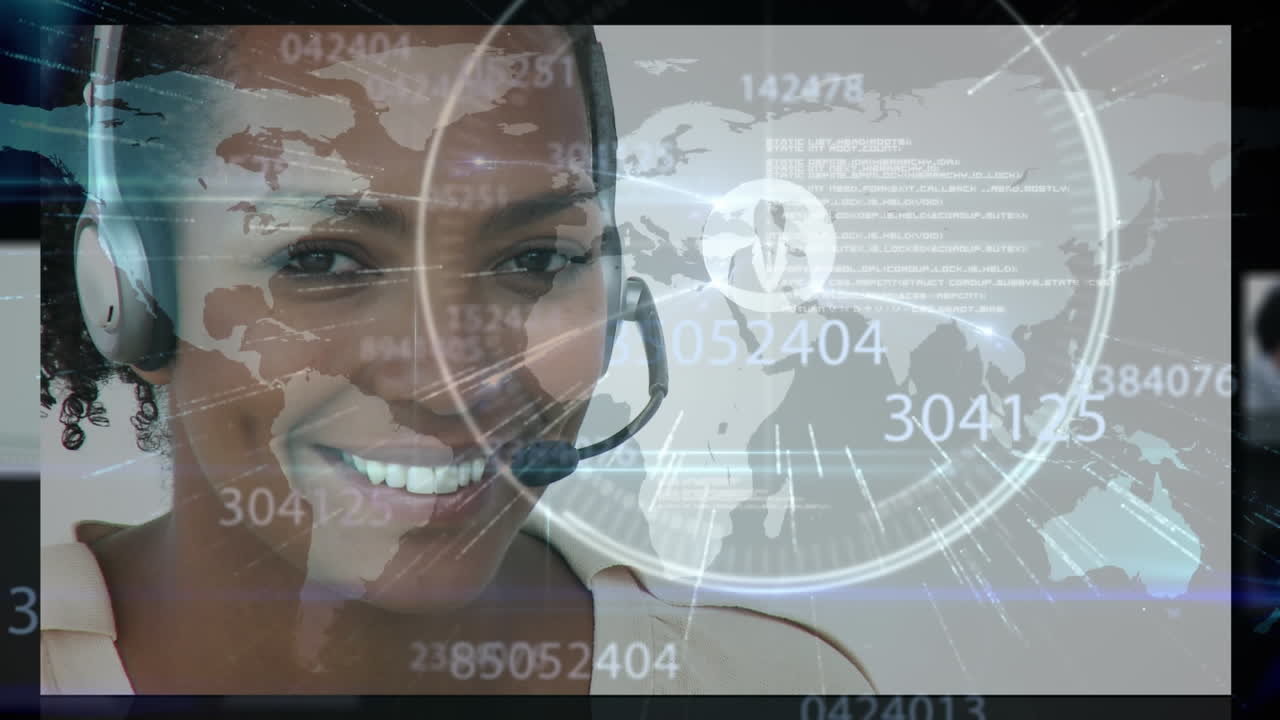 animación del procesamiento de datos y el mapa del mundo sobre personas de negocios que usan auriculares