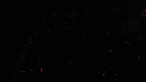 diminutas velas encendidas en las tumbas del cementerio durante el día de todos los santos