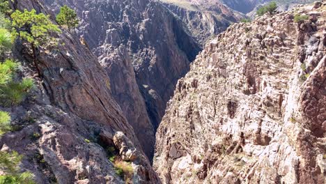 garganta real profundo abismo de las montañas rocosas, senderismo y exploración del gran cañón