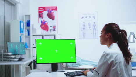 médico escribiendo un diagnóstico en la computadora