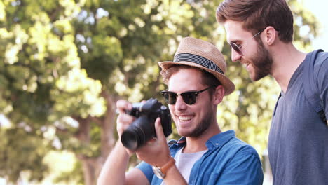 amigos de la cadera tomando fotografías con la cámara