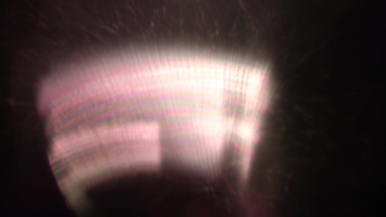 Fughe di luce e bagliori dell'obiettivo dinamici rosa e viola