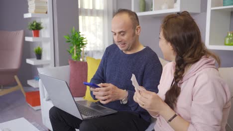 el marido y la esposa planean el presupuesto.