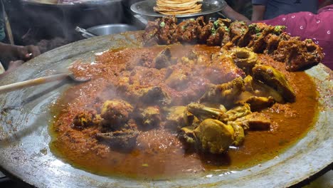 El-Vendedor-Está-Cocinando-Pollo-Kosha-O-Pollo-Al-Curry-En-Sartén-De-Hierro-O-Tawa-De-Hierro-A-La-Venta-En-Kolkata