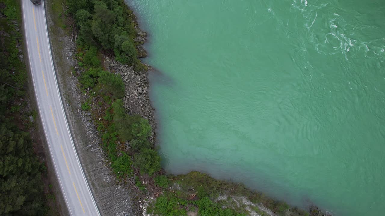 кемпер на норвежской дороге возле зеленой реки