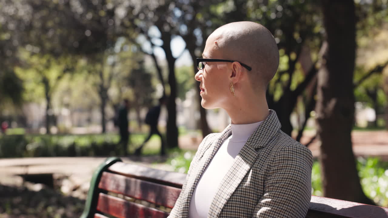 Mulher careca sentada em um banco