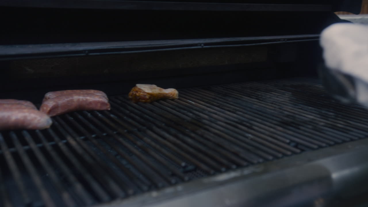 요리를 준비하는 대형 야외 바비큐 그릴에 음식을 올려놓는 모습
