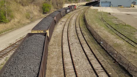 vagones de ferrocarril industriales pesados llenos de carbón transportado por tren, vista aérea