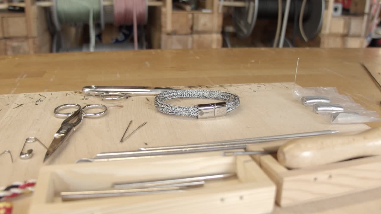 estación de trabajo de joyería de madera con herramientas y pulsera