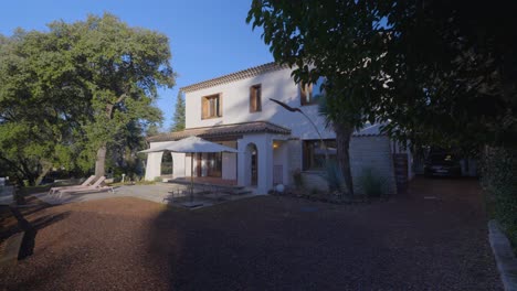 una foto lenta de una pequeña villa moderna en castelnau-le-lez, francia