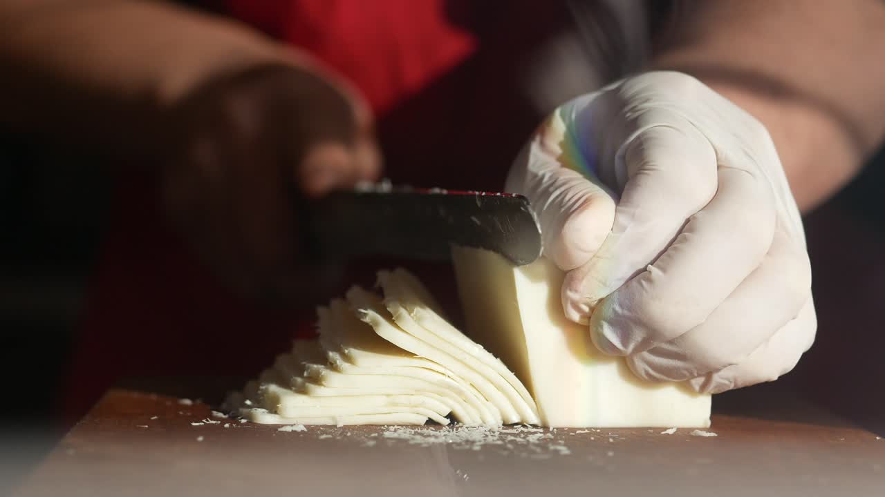 chef cortando el queso