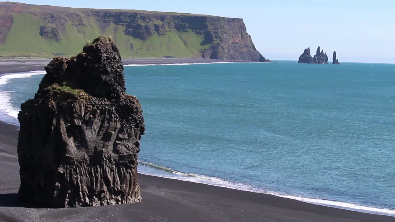 paisaje de la zona de dyrholaey, playa de arena volcánica