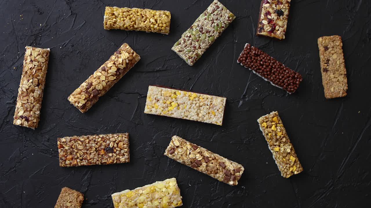 concepto de barras de fitness de granola de varios sabores y sabores