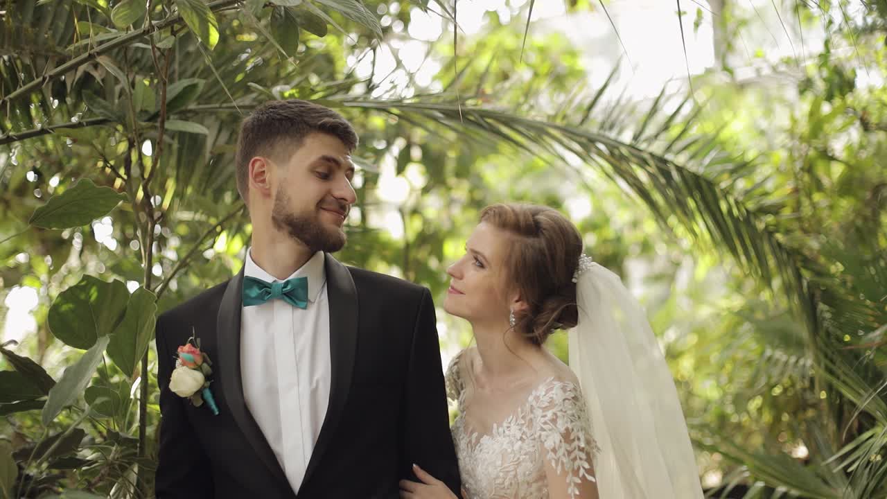 pareja de bodas en un jardín tropical
