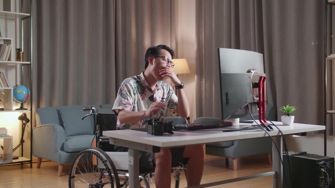 체어 에 앉아 컴퓨터 를 사용 하는 사람