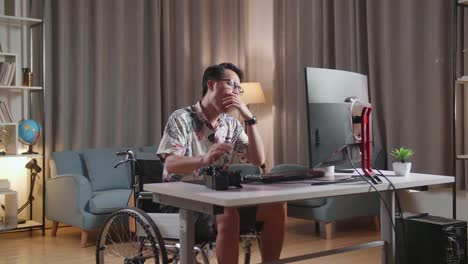 hombre en silla de ruedas trabajando en la computadora