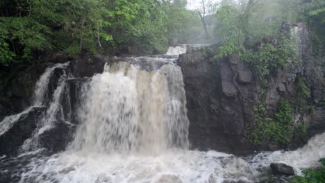 Cascada-En-La-Mañana-Durante-El-Verano-En-Suecia