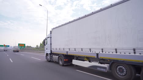 los camiones de transporte van en orden.