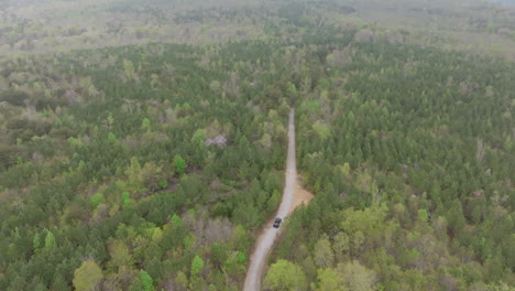 imágenes aéreas vista de pájaros siguiendo un camión negro conduciendo en un camino de tierra en el valle de sequatchie en el este de tennessee
