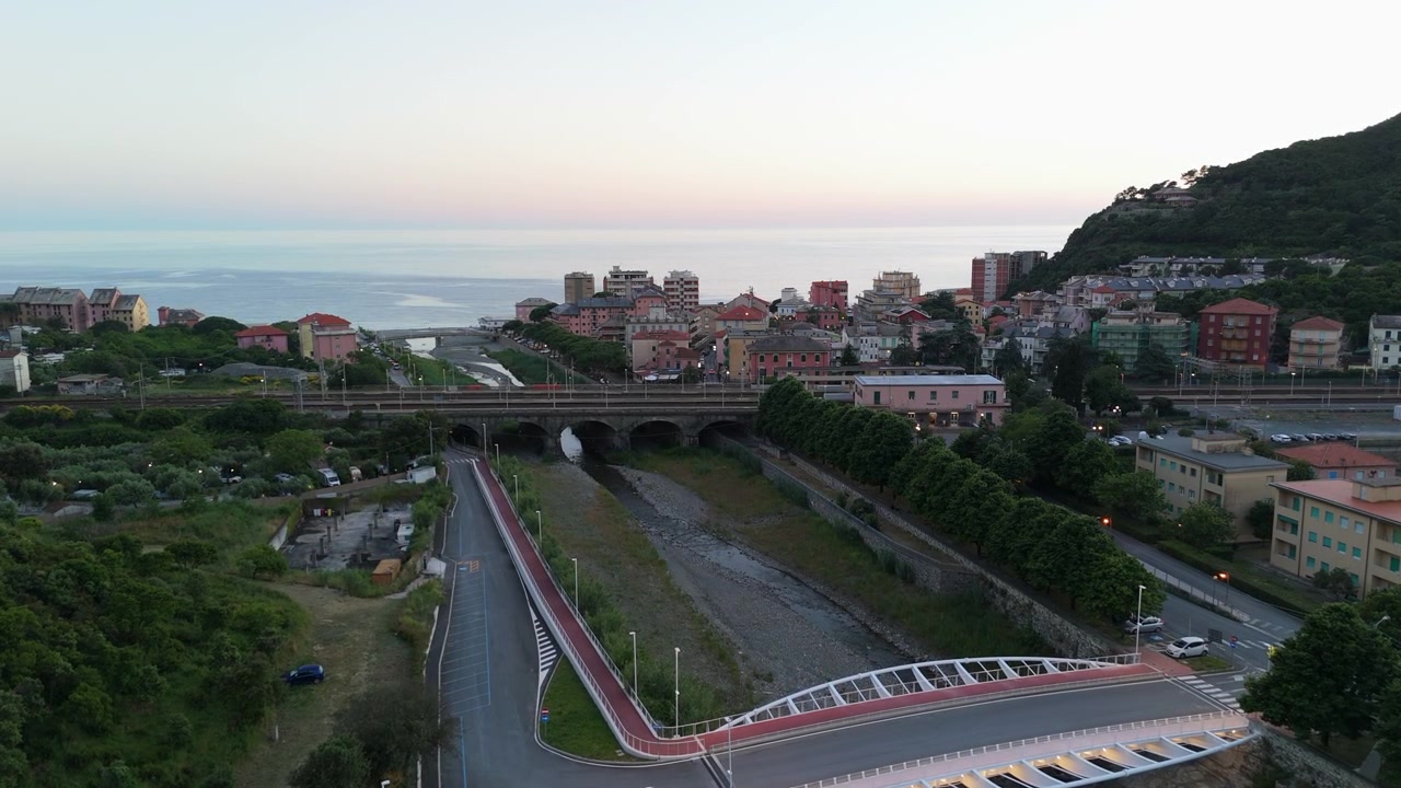 Panoramica aerea di ponti e del paesaggio urbano del villaggio di Deiva Marina, crepuscolo estivo