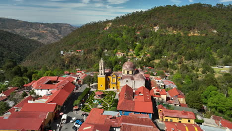 Vista-Aérea-Alrededor-De-La-Iglesia-De-La-Inmaculada-Concepción-En-Mineral-Del-Chico,-México