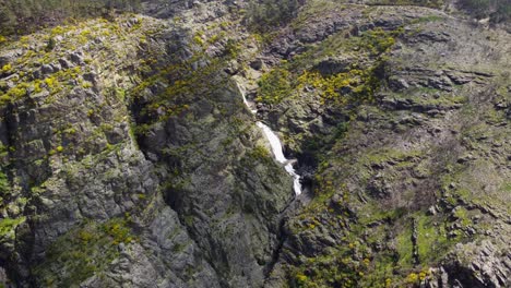 Panorámica-Vista-Aérea-De-La-Cascata-De-Fisgas-Do-Ermelo---Hermosas-Cascadas-En-El-Parque-Natural-Do-Alvao---Portugal