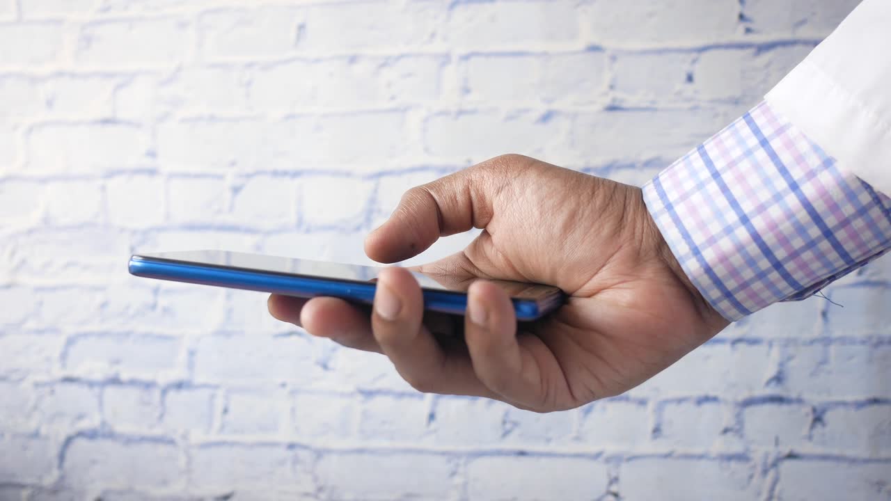 persona que utiliza un teléfono inteligente azul