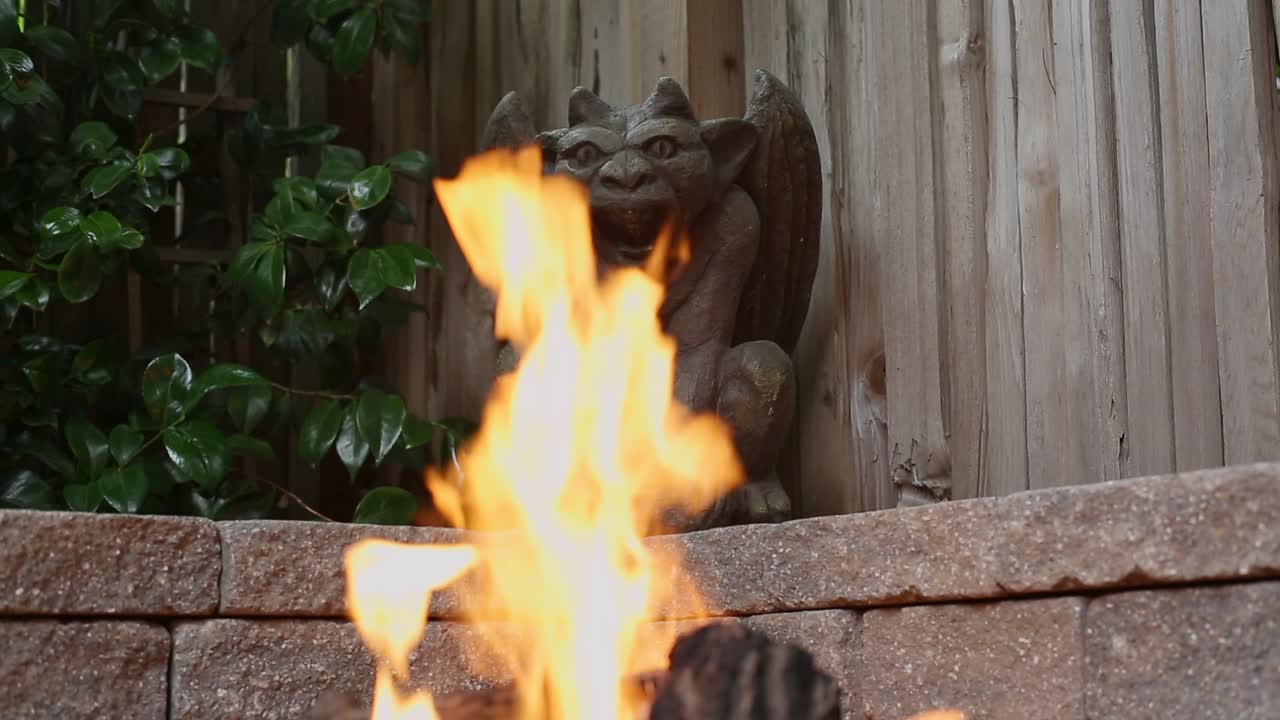 카멜의 불길 뒤에 무서운 석상