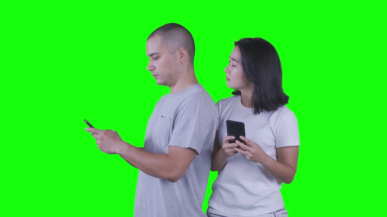 el hombre que engaña parece asustado con su esposa en el estudio.