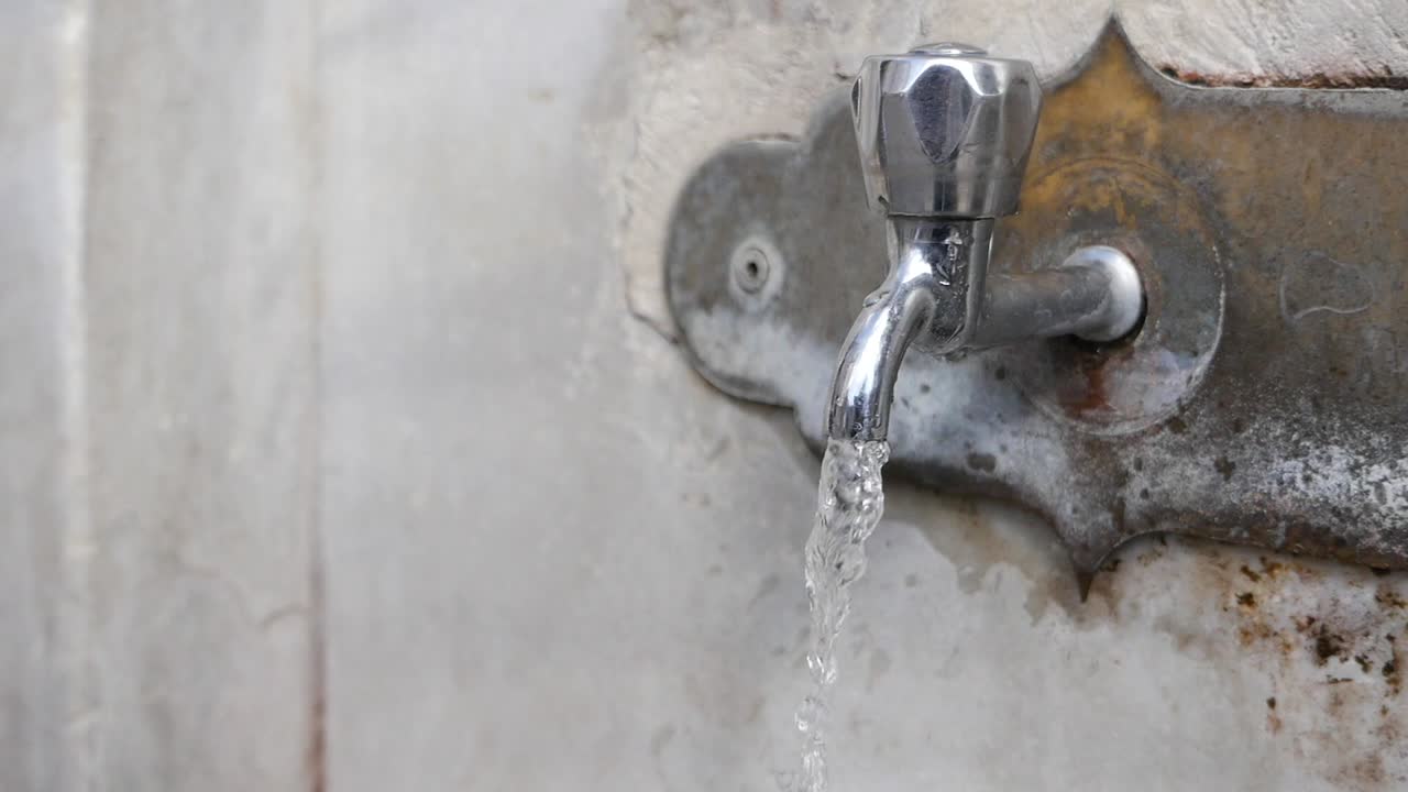 물 이 흐르는 고 은 물 의 클로즈업