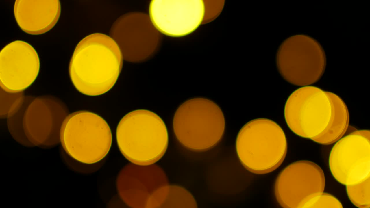 las luces amarillas de las guirnaldas en el desenfocado parpadean como bokeh