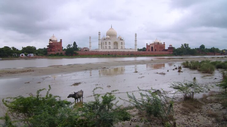 Taj Mahal vu des rives de la rivière Yamuna, vue lointaine