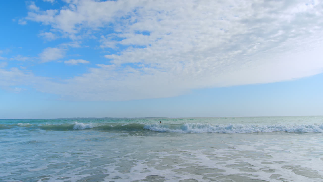 바다에서 서핑하는 서퍼 4k